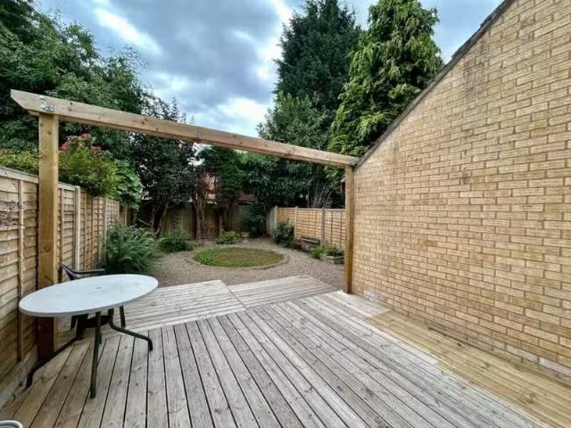 Deal! 3 bedroom semi detached house for rent in Mayfield Close.