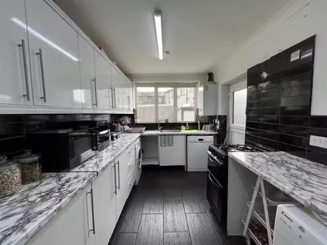 For Rent! 3 bedroom semi detached house for rent in Carr House.