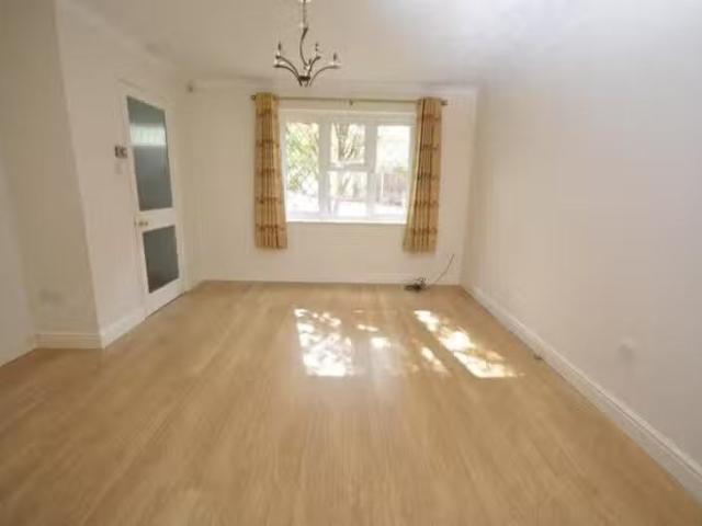 Rental! 3 bedroom semi detached house for rent in Ellen Way, G.