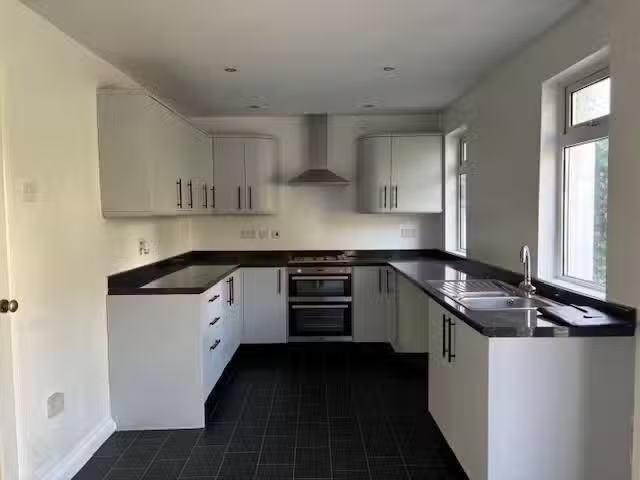 Deal! 3 bedroom semi detached house for rent in Lletai Avenue.