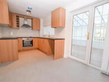 Deal! 3 bedroom semi detached house for rent in Riverside Walk.