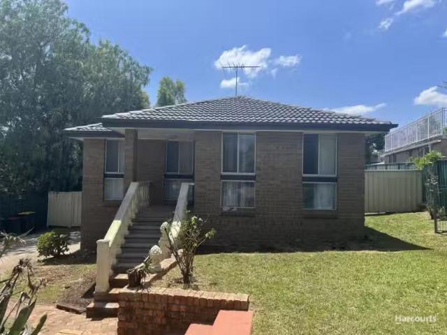 Just in! 3 BR 3 Coogee Place, Woodbine House for rent Listed.