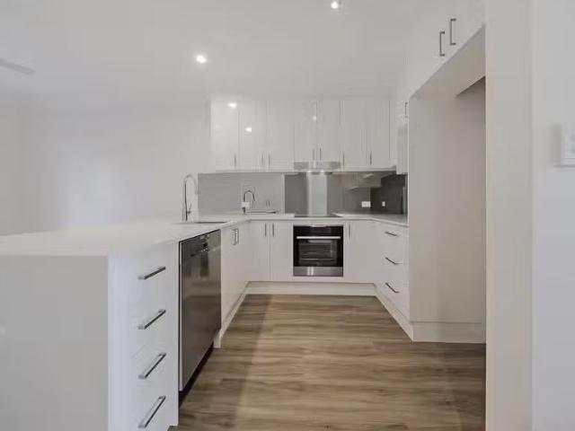 Just in! 3 BR 10 Peterson Street, WOOLLOONGABBA, QLD 4102 To.