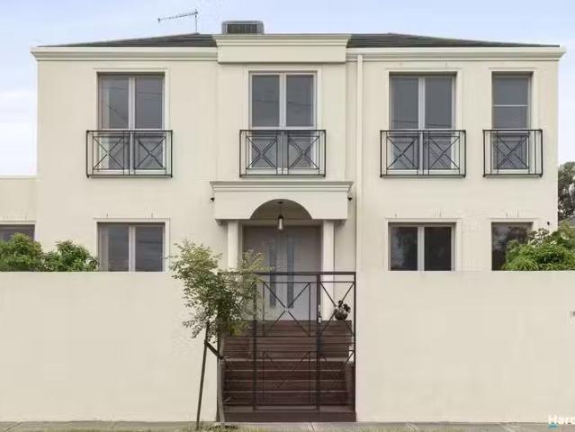 Charming 3 BR 1/188 Foote Street, TEMPLESTOWE, VIC 3106 Town.