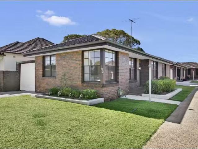 Cozy 3 BR 1/132 Russell Avenue, Dolls Point Apartment for rent.
