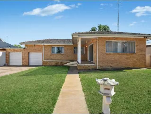 Charming 3 BR 11 Audley St, Narrandera House for rent Listed.