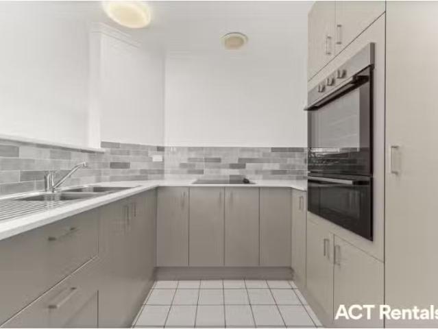 Charming 3 BR 12/21 Cossington Smith Street, Lyneham Townhouse.