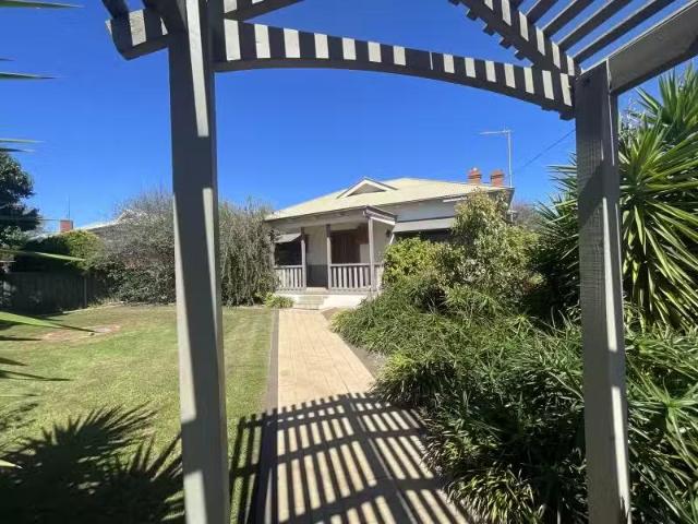 Cheap 3 BR 123 Bultje Street, DUBBO House for rent Listed by.