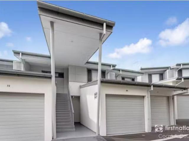 Nice 3 BR 14/2 Hothersal Street, Kiama Townhouse for rent Lis.
