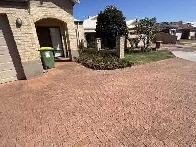 Deal! 3 BR 1/50 Claridge Circle, THORNLIE, WA 6108 House for.