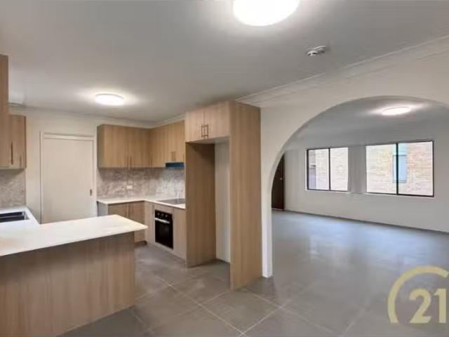 Cheap 3 BR 15/19 Alderson Avenue, Liverpool Apartment for rent.