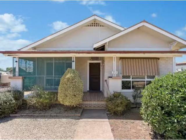 Cozy 3 BR 153 Twynam St, Temora House for rent Listed by Nikk.