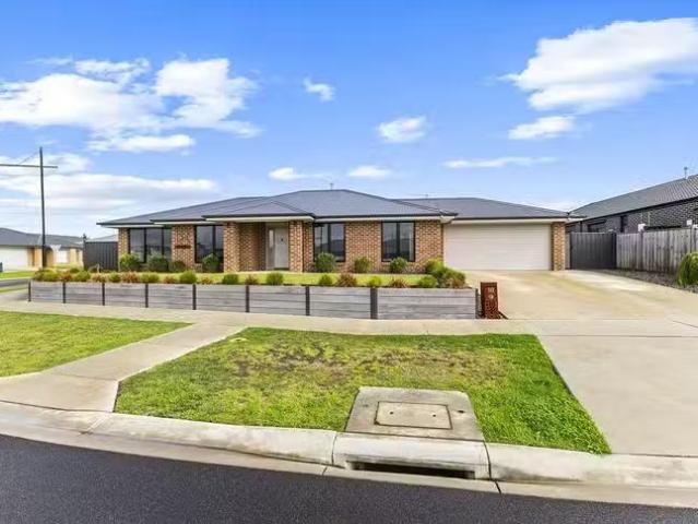 Cozy 3 BR 18 Angus Road, Traralgon, VIC 3844