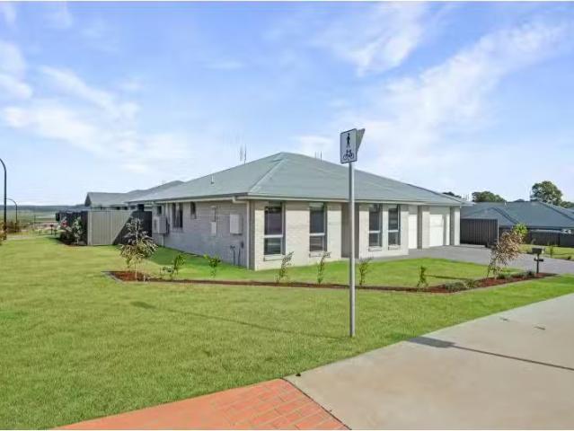 Deal! 3 BR 18 Gabbro Street, GILLIESTON HEIGHTS Townhouse for.