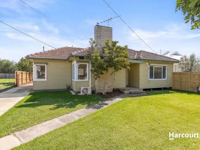 Deal! 3 BR 18 Sladen Street, Hamlyn Heights, VIC 3215 House.