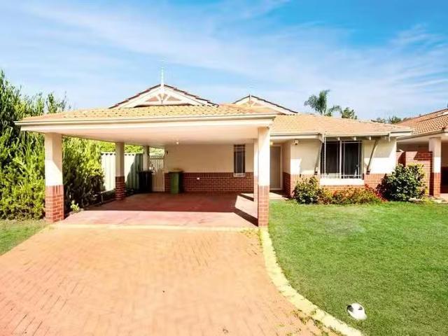 Nice 3 BR 18 Pinewood Walk, Canning Vale, WA 6155