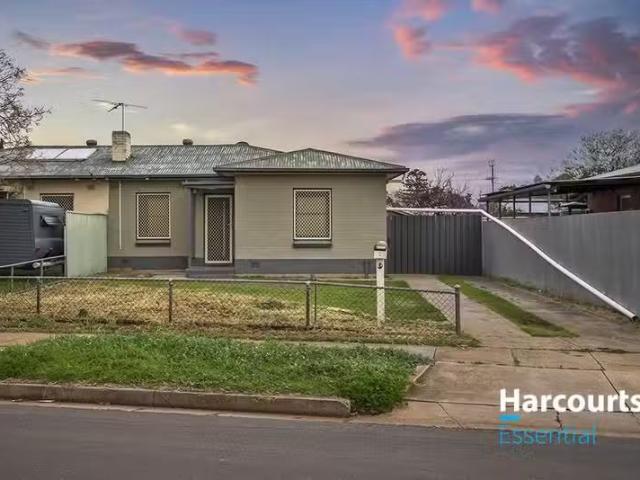Just in! 3 BR 19 Stocklinch Crescent, DAVOREN PARK, SA 5113.