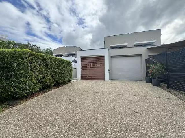 Deal! 3 BR 19 Riverwalk Avenue, Robina, QLD 4226