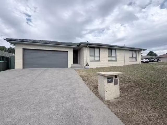 Cozy 3 BR 1 Black Street, Muswellbrook Townhouse for rent Lis.