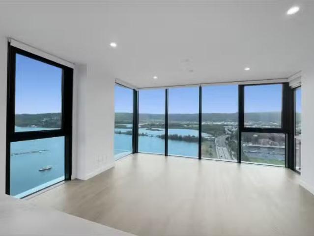 Deal! 3 BR 2001/36 Baker Street, Gosford Apartment for rent L.
