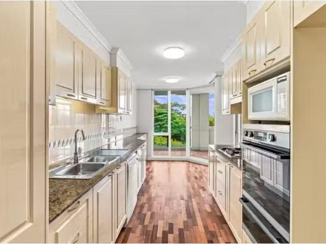 For Rent! 3 BR 21/2B Brady Street, Mosman Apartment for rent.