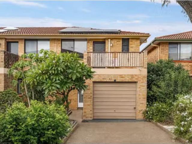 Cheap 3 BR 22/19 Wye Street, Blacktown Townhouse for rent Lis.