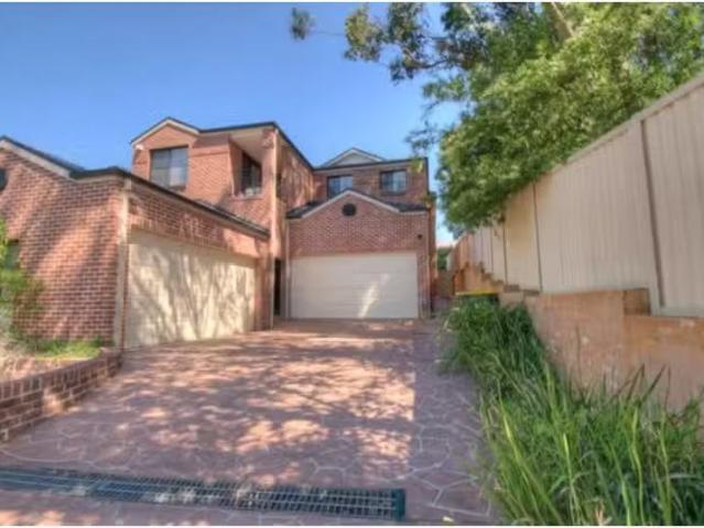 Just in! 3 BR 2/23 Parry Street, Putney Townhouse for rent Li.