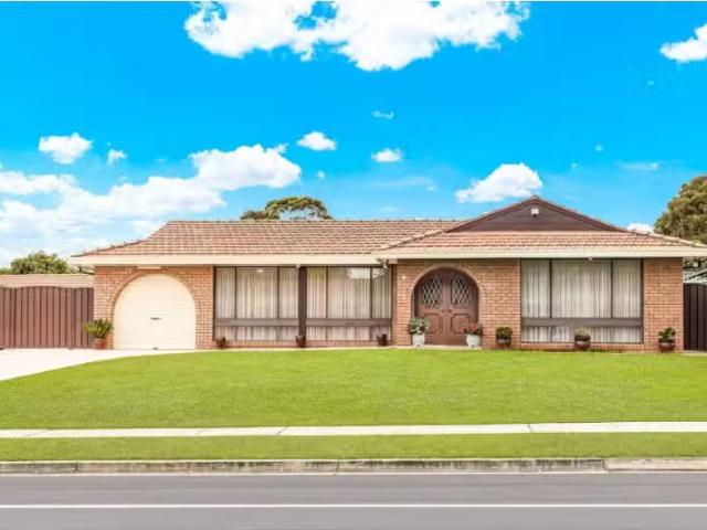 For Rent! 3 BR 23 Allambie Road, Edensor Park House for rent.