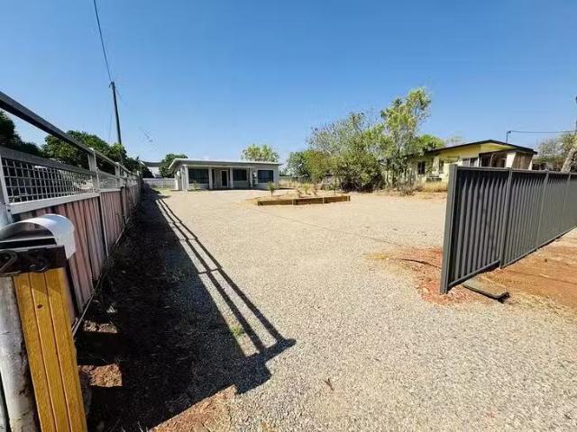 Charming 3 BR 23 Twenty First Avenue, Parkside, QLD 4825