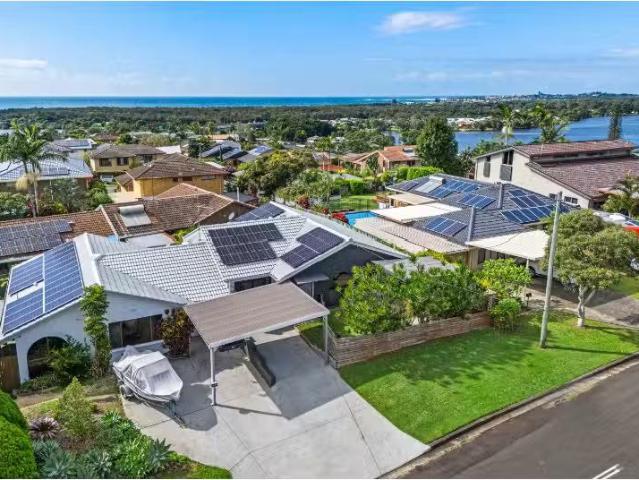 Cozy 3 BR 2/46 Pacific Drive, Banora Point Apartment for rent.