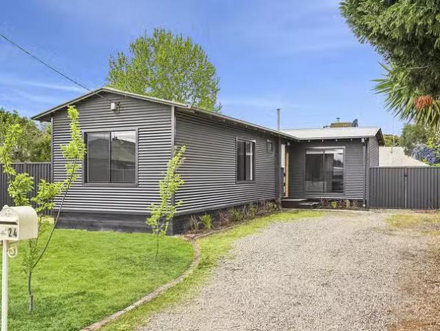 Deal! 3 BR 24 Falcon Street, Norlane, VIC 3214