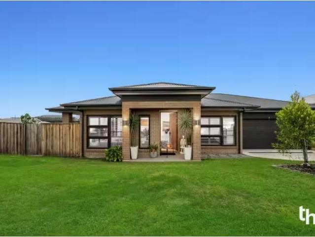 Rental! 3 BR 25 Bidhall Street, Crangan Bay Townhouse for rent.
