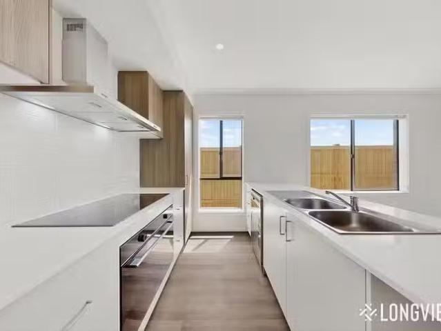 Deal! 3 BR 26 Boxelder Street, Sunbury, VIC 3429