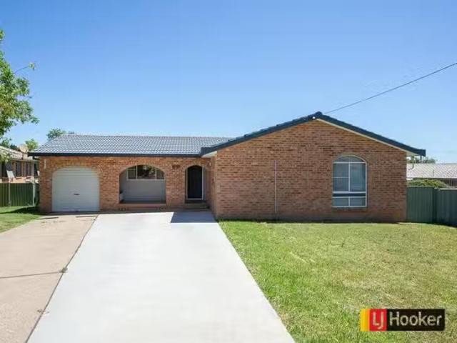 Cozy 3 BR 28 Kuloomba Street, Hillvue, NSW 2340