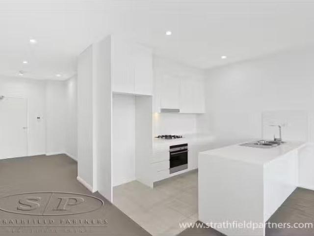 Charming 3 BR 29/60 64 Essington Street, Wentworthville Apartm.