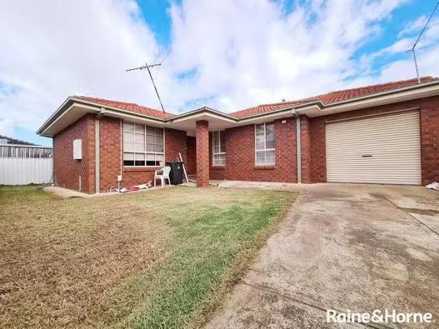 Cozy 3 BR 2/9 Lahy Street, St Albans, VIC 3021
