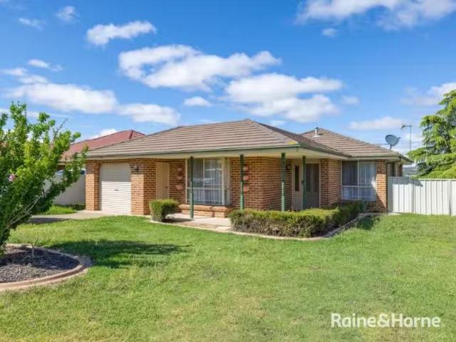 Rental! 3 BR 30 Halfpenny Drive, KELSO House for rent Listed.
