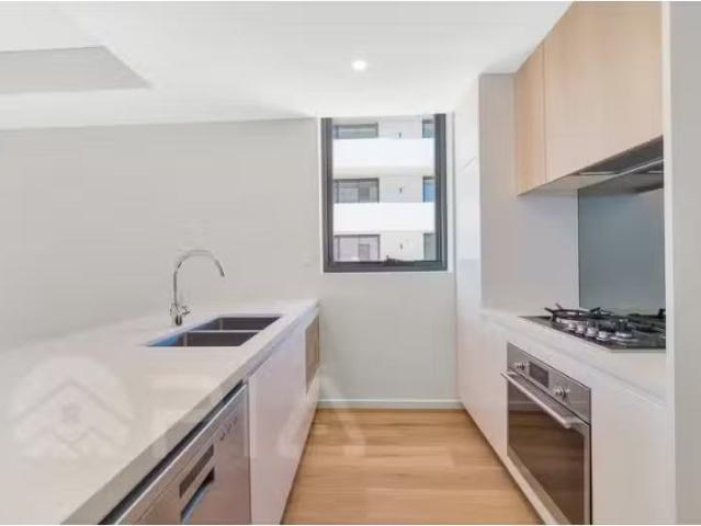 Cheap 3 BR 318/100 Fairway Drive, Norwest Apartment for rent.