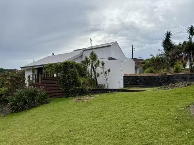 Just in! 3 BR 31 Elouera Drive, SAPPHIRE BEACH House for rent.