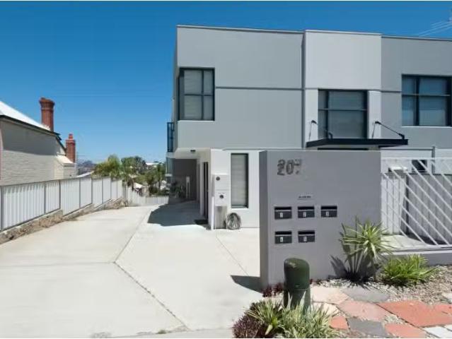 Deal! 3 BR 3/207 Walcott Street, North Perth Townhouse for ren.