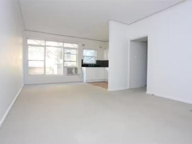Cozy 3 BR 3/30 Bembridge Street, Carlton Apartment for rent L.