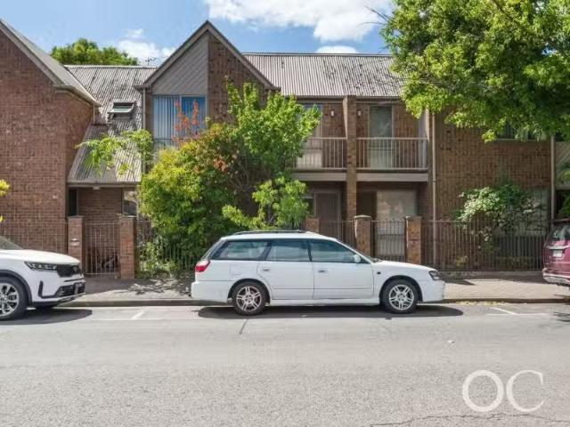 Deal! 3 BR 374 Carrington Street, Adelaide Townhouse for rent.