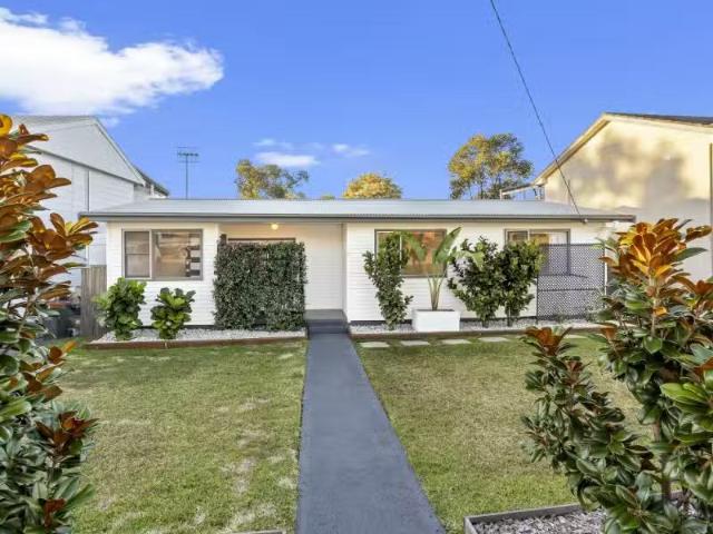 Cozy 3 BR 7 Sabrina Avenue, Bateau Bay House for rent Listed.
