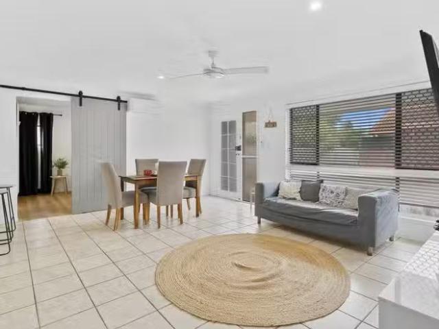 Cozy 3 BR 4/117 Sunshine Boulevard, Mermaid Waters, QLD 4218.