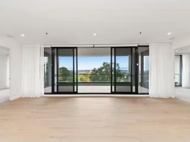 Just in! 3 BR 42/62 Constitution Avenue, Parkes Apartment for.