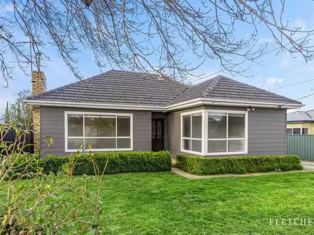 For Rent! 3 BR 46 Cambridge Street, Wendouree, VIC 3355