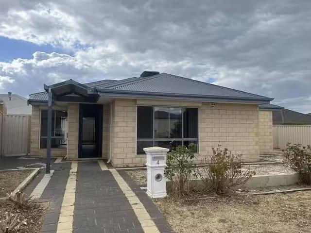 Rental! 3 BR 4 Ullapool Place, Seville Grove, WA 6112