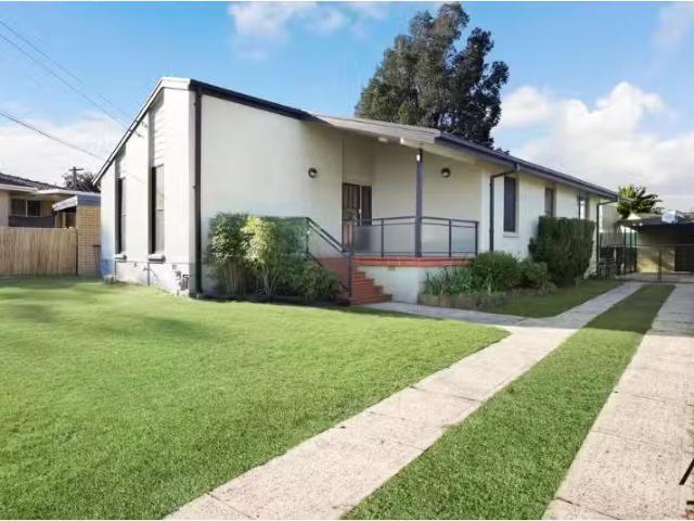 Cheap 3 BR 4 Finschhafen Street, Holsworthy House for rent Li.