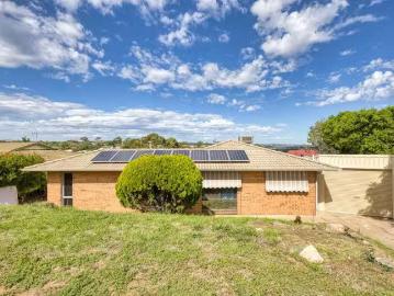 Charming 3 BR 4 Oldenburg Court, NOARLUNGA DOWNS, SA 5168 Ho.