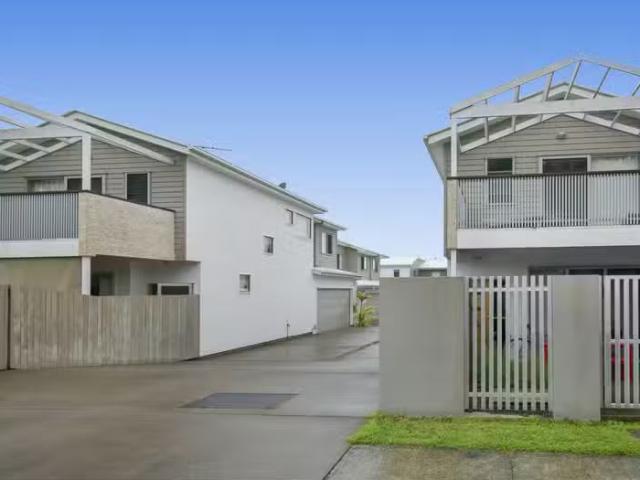Just in! 3 BR 5/12 Avoca Street, YERONGA, QLD 4104 Townhouse.